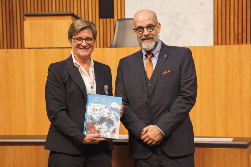 Vertreterin der Johanniter mit Buch "Alpine Notfallmedizin"