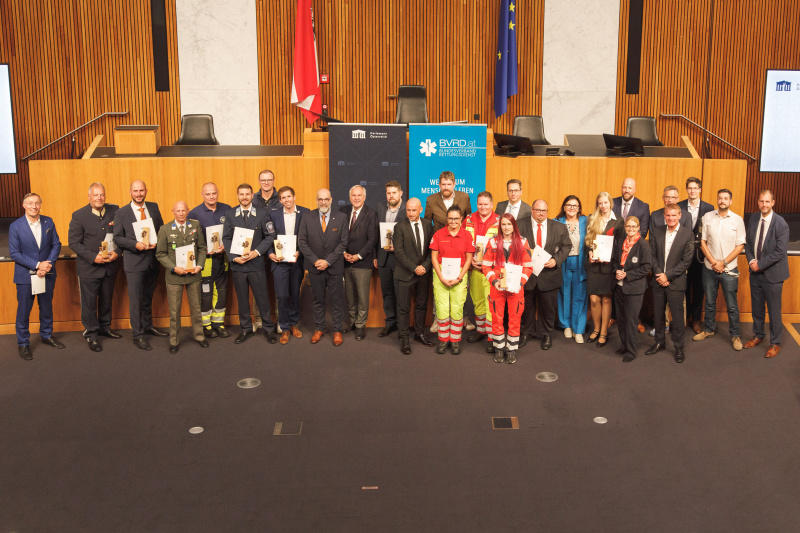 Gruppenfoto mit Veranstaltungsteilnehmerinnen und -teilnehmern