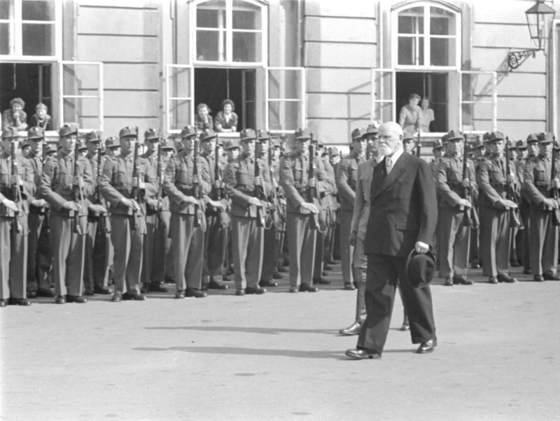 Soldaten am Heldenplatz. Ehrenformation für den vorbeischreitenden Bundespräsident Theodor Körner2