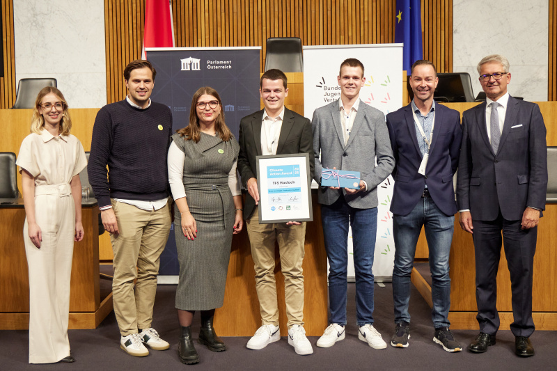 Von links: Verena Mischitz, Vorsitzender der Bundesjugendvertretung Sebastian Stark, Vorsitzende der Bundesjugendvertretung Lejla Visnjic, Proponenten von Strom von morgen - heute von uns gebaut - TFS Haslach, Parlamentsvizedirektor Alexis Wintoniak