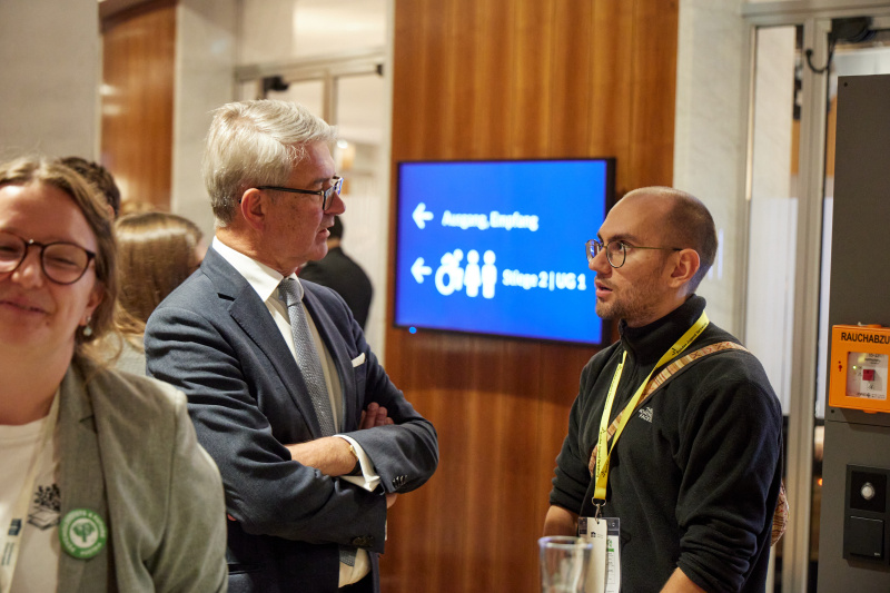 Parlamentsvizedirektor Alexis Wintoniak (links) im Gespräch