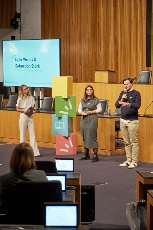 Interview. Von links: Verena Mischitz, Vorsitzende der Bundesjugendvertretung Lejla Visnjic, Vorsitzender der Bundesjugendvertretung Sebastian Stark