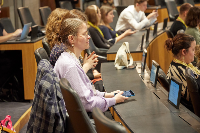 Blick Richtung Veranstaltungsteilnehmerinnen und -teilnehmer