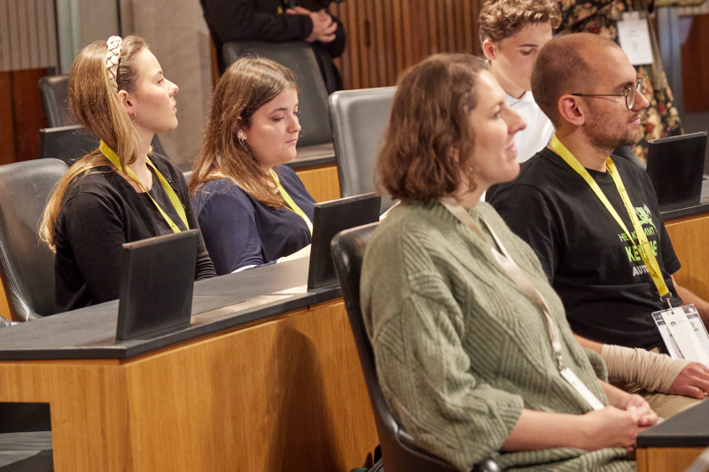 Blick Richtung Veranstaltungsteilnehmerinnen und -teilnehmer