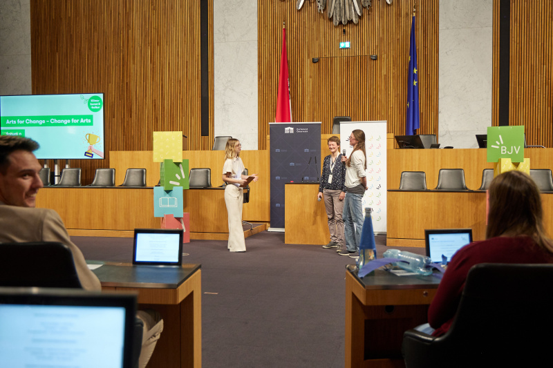 Kategorie: Klimakunst & -kultur. Nennung Siegerprojekt & Kurz-Interview. Arts for Change - Change for Arts - forum n