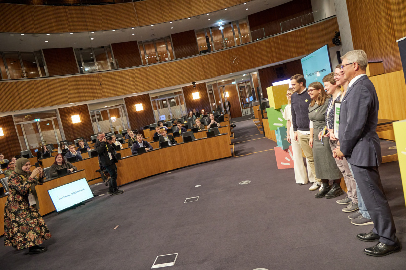 Blick Richtung Veranstaltungsteilnehmerinnen und -teilnehmer