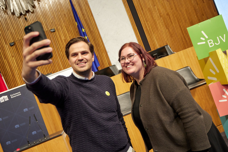 Von links: Vorsitzender der Bundesjugendvertretung Sebastian Stark, Nationalratsabgeordnete Carina Reiter (ÖVP)