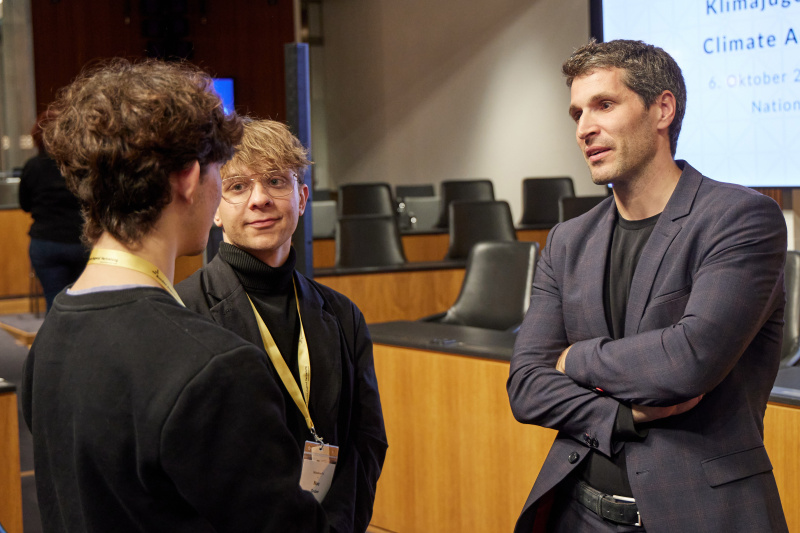 Nationalratsabgeordneter Lukas Hammer (GRÜNE) (rechts) im Gespräch