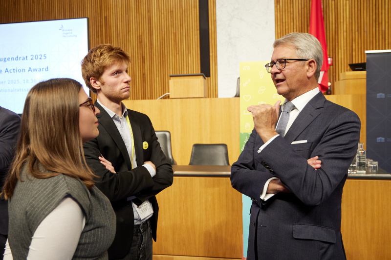 Parlamentsvizedirektor Alexis Wintoniak (rechts) im Gespräch