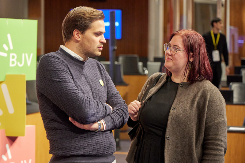 Von links: Vorsitzender der Bundesjugendvertretung Sebastian Stark, Nationalratsabgeordnete Carina Reiter (ÖVP) im Gespräch