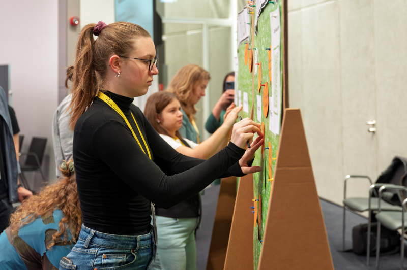Veranstaltungsteilnehmerin an der "Wand der Beteiligung"