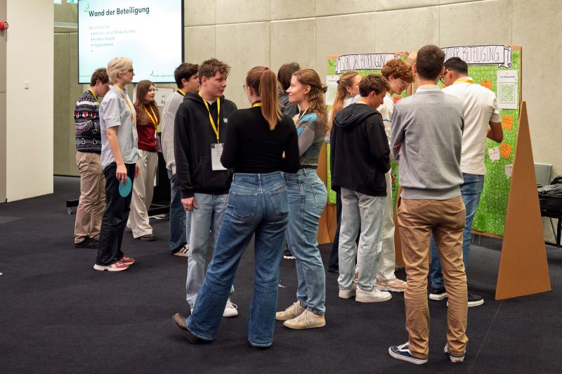 Veranstaltungsteilnehmerinnen und -teilnehmer an der "Wand der Beteiligung"