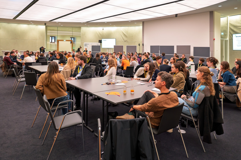 Blick Richtung Veranstaltungstelnehmerinnen und -teilnehmer