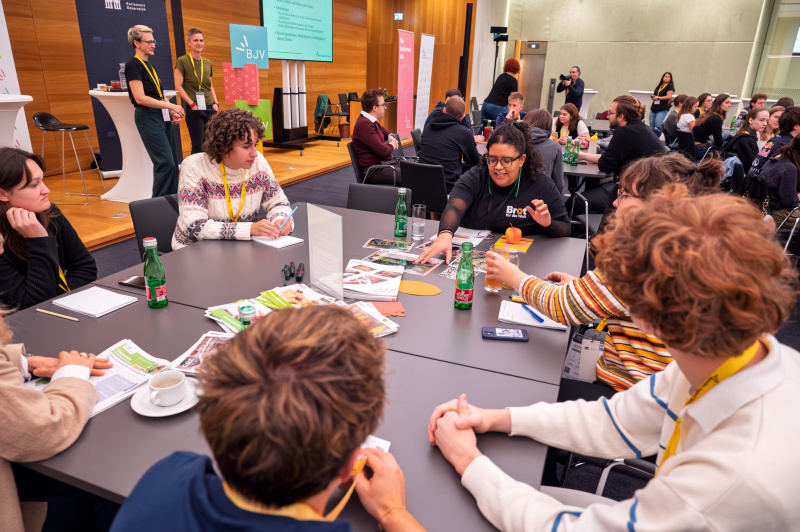 Gespräche mit Expertinnen und Experten