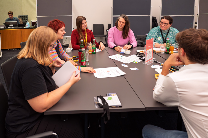 Gespräche mit Expertinnen und Experten