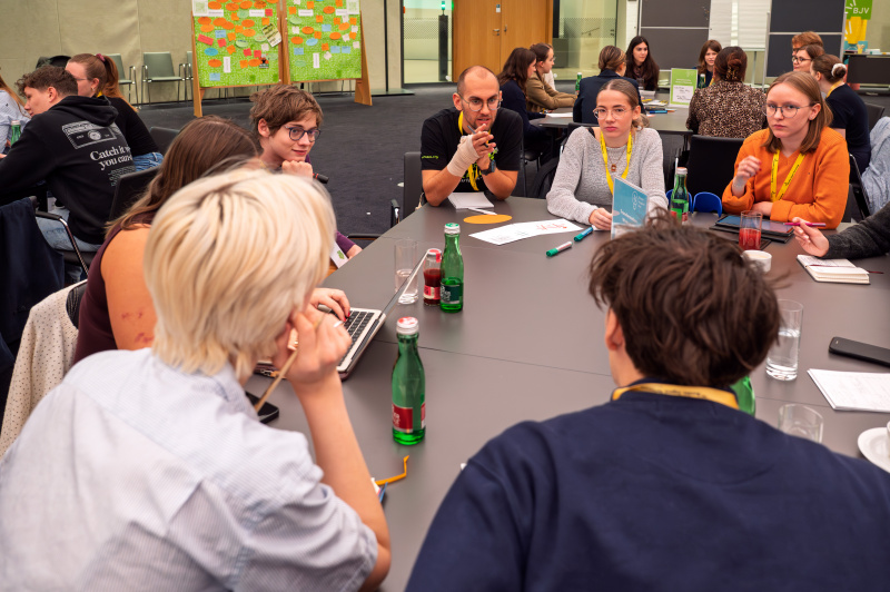 Gespräche mit Expertinnen und Experten