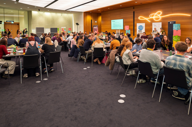 Blick Richtung Veranstaltungsteilnehmerinnen und -teilnehmer