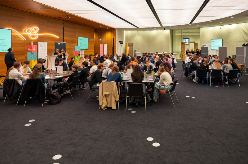 Blick Richtung Veranstaltungsteilnehmerinnen und -teilnehmer