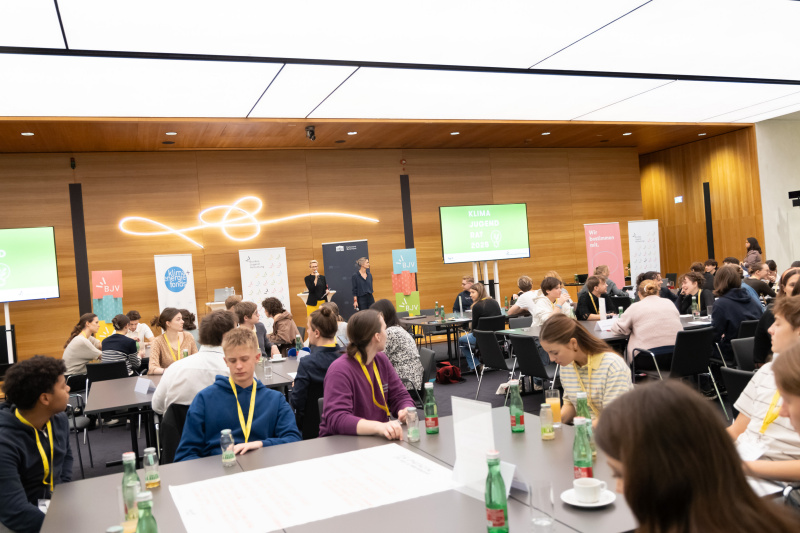 Moderation von links: Hanna Biller, Johanna Etz. Blick Richtung Veranstaltungsteilnehmerinnen und -teilnehmer