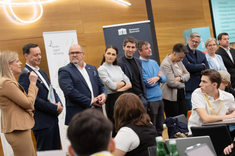 Vorstellung der Nationalratsabgeordneten. Von links: Nationalratsabgeordnete Tanja Graf (ÖVP), Nationalratsabgeordneter Ernst Gödel (ÖVP), Nationalratsabgeordneter Alois Schroll (SPÖ),  Nationalratsabgeordnete Barbara Neßler (GRÜNE), Nationalratsabgeordneter Lukas Hammer (GRÜNE), Nationalratsabgeordneter Wolfgang Moitzi (SPÖ), Nationalratsabgeordnete Olga Voglauer (GRÜNE), Nationalratsabgeordneter Ralph Schallmeiner (GRÜNE), Klubobfrau Leonore Gewessler (GRÜNE), Nationalratsabgeordneter Michael Bernhard (NEOS)