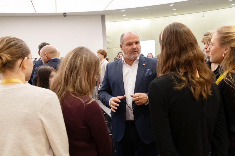 Vorstellungsrunde mit Jugendlichen. Nationalratsabgeordneter Alois Schroll (SPÖ)