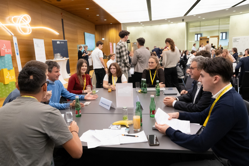 Dialogrunde mit Nationalratsabgeordnetem Wolfgang Moitzi (SPÖ) (3. von links) und Nationalratsabgeordnetem Gerhard Deimek (FPÖ) (2. von rechts)