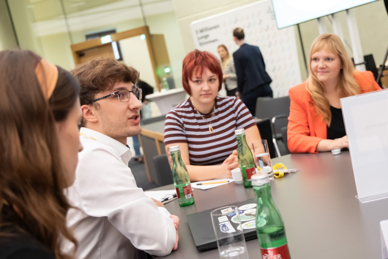 Dialogrunde mit Nationalratsabgeordneter Elisabeth Feichtinger (SPÖ) (rechts)