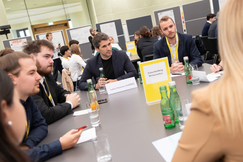 Dialogrunde mit Nationalratsabgeordnetem Lukas Hammer (GRÜNE) (Mitte)