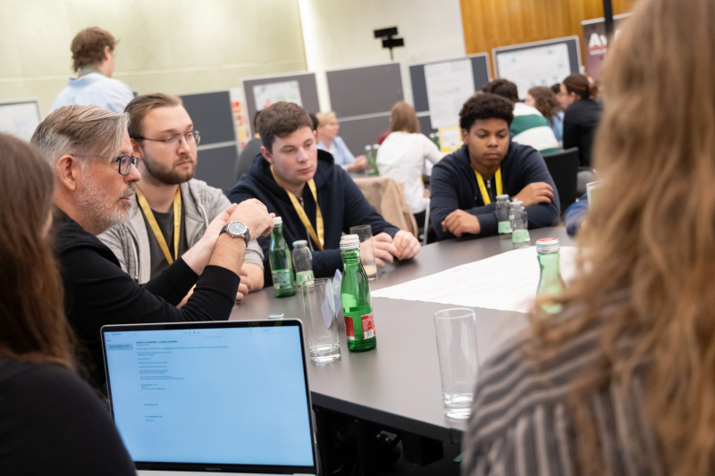 Dialogrunde mit Nationalratsabgeordnetem Ralph Schallmeiner (GRÜNE) (links)