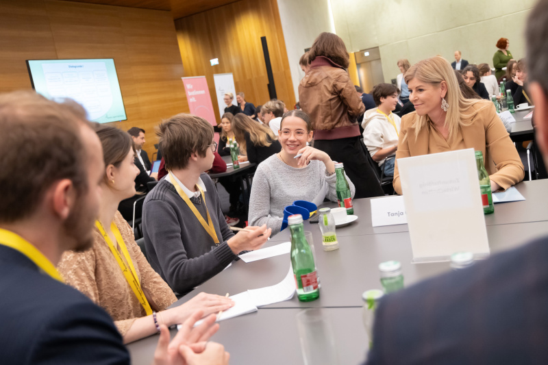Dialogrunde mit Nationalratsabgeordnete Tanja Graf (ÖVP) (rechts)