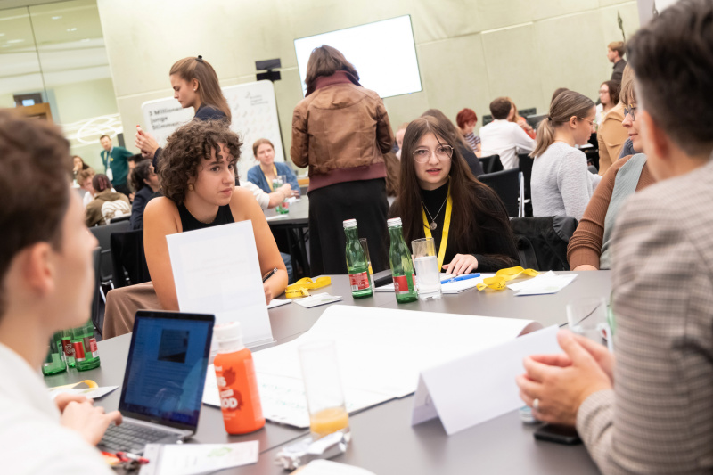 Dialogrunde mit Veranstaltungsteilnehmerinnen und -teilnehmer