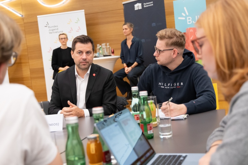 Dialogrunde mit Nationalratsabgeordnetem Michael Bernhard (NEOS) (links)