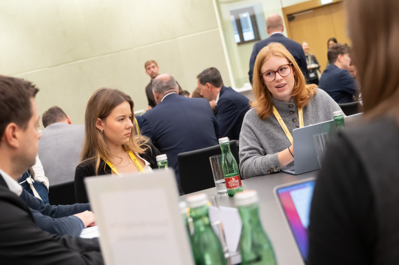 Dialogrunde mit Veranstaltungsteilnehmerinnen und -teilnehmern