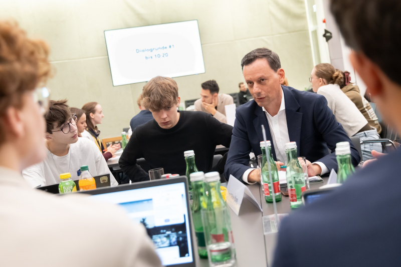 Dialogrunde mit Nationalratsabgeordnetem Ernst Gödel (ÖVP) (rechts)