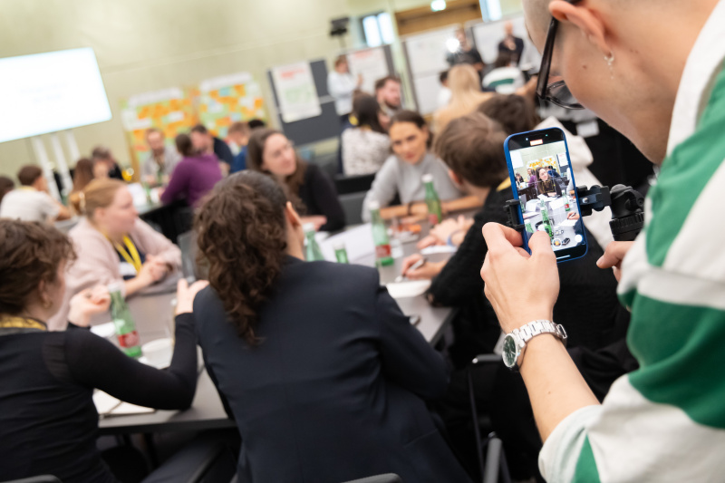 Dialogrunde mit Veranstaltungsteilnehmerinnen und -teilnehmern