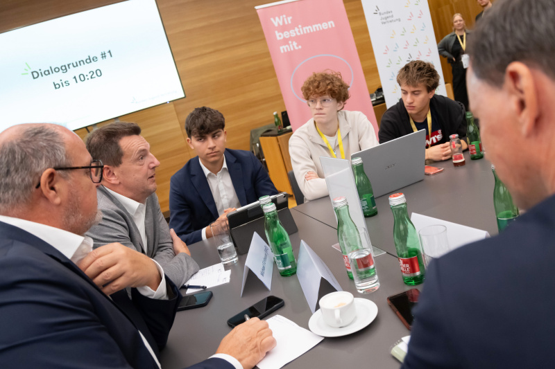 Dialogrunde mit Nationalratsabgeordnetem Alois Schroll (SPÖ) (links) Nationalratsabgeordnetem Michael Fürtbauer (FPÖ) (2. von links)