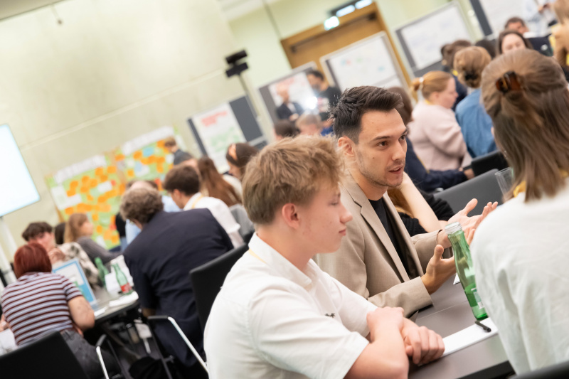 Dialogrunde mit Nationalratsabgeordnetem Paul Stich (SPÖ) (2. von links)