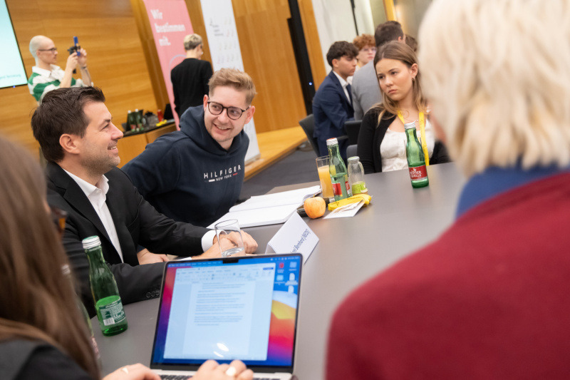 Dialogrunde mit Nationalratsabgeordnetem Michael Bernhard (NEOS) (links)