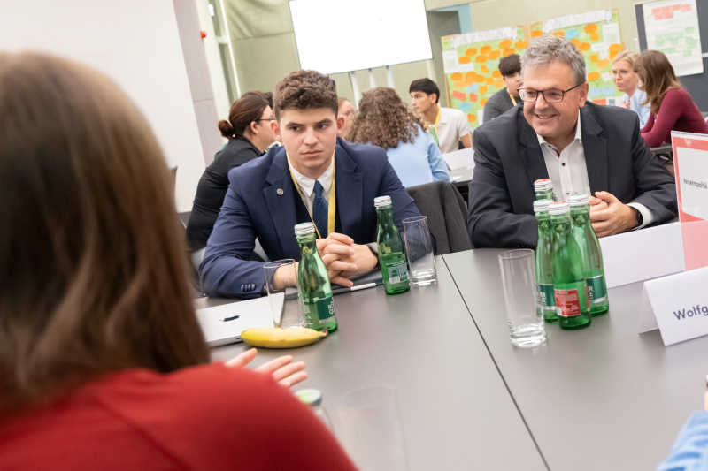 Dialogrunde mit Nationalratsabgeordnetem Gerhard Deimek (FPÖ) (rechts)
