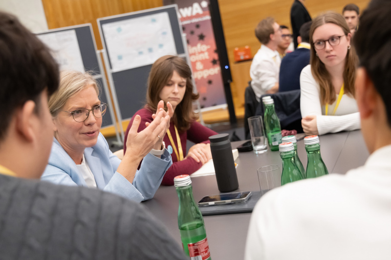 Dialogrunde mit Klubobfrau Leonore Gewessler (GRÜNE) (links)