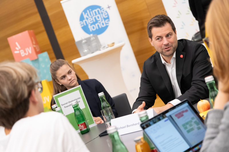 Dialogrunde mit Nationalratsabgeordnetem Michael Bernhard (NEOS)