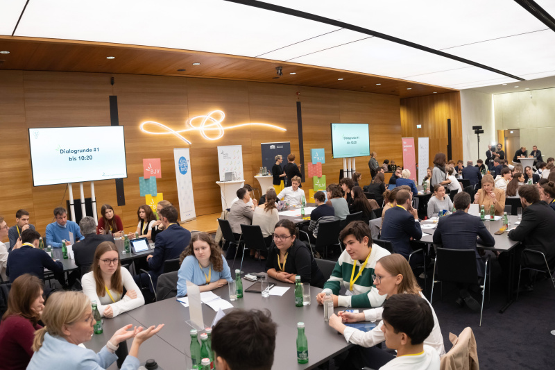 Dialogrunde. Blick Richtung Veranstaltungsteilnehmerinnen und -teilnehmern