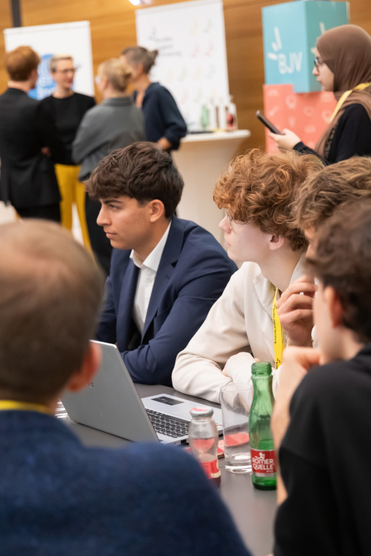 Dialogrunde mit Veranstaltungsteilnehmerinnen und -teilnehmern