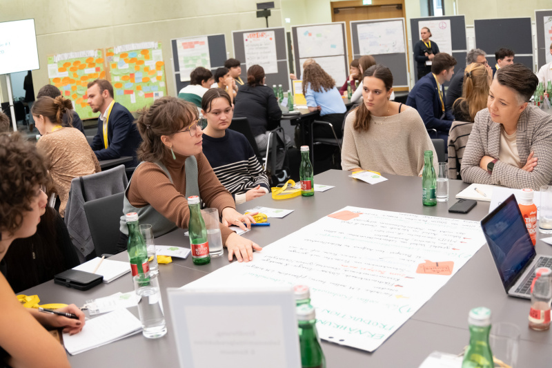 Dialogrunde mit Nationalratsabgeordneter Olga Voglauer (GRÜNE) (rechts)