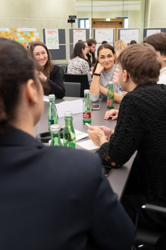Dialogrunde mit Veranstaltungsteilnehmerinnen und -teilnehmer. Von links: Nationalratsabgeordnete Julia Elisabeth Herr (SPÖ), Nationalratsabgeordnete Barbara Neßler (GRÜNE)