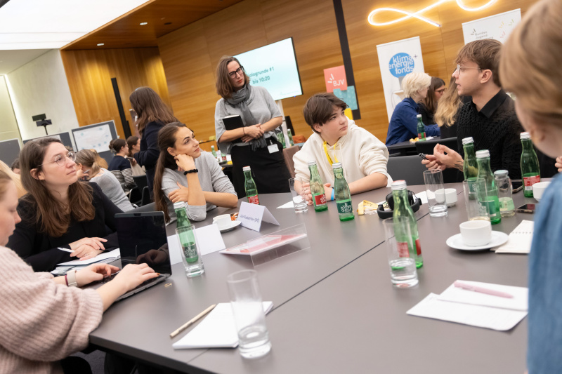 Dialogrunde mit Veranstaltungsteilnehmerinnen und -teilnehmer. Von links: Nationalratsabgeordnete Julia Elisabeth Herr (SPÖ), Nationalratsabgeordnete Barbara Neßler (GRÜNE)