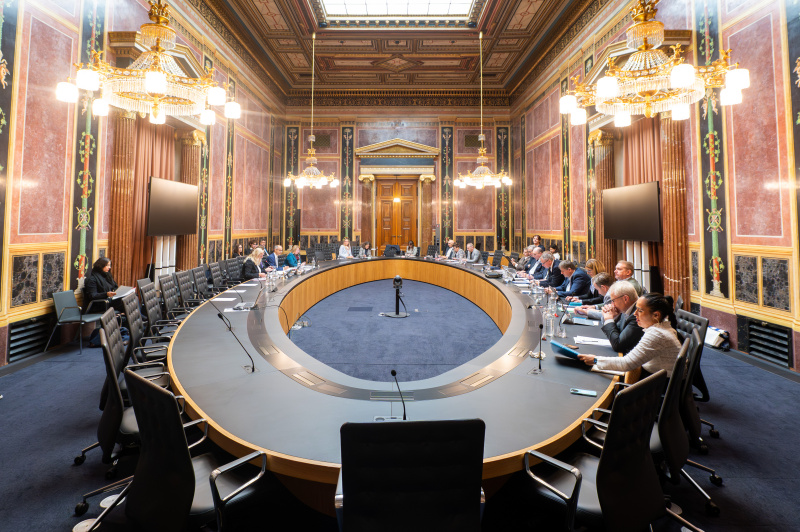 Blick Richtung Ausschussteilnehmerinnen und -teilnehmer