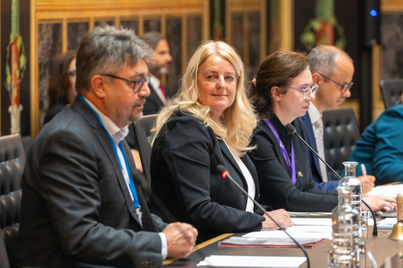Von links: Experte Rudolf Schmid, BMLUK (am Wort), stv. Vorsitzende Bundesrätin Claudia Arpa (SPÖ), Parlamentsbedienstete