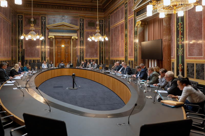 Blick Richtung Ausschussteilnehmerinnen und -teilnehmer