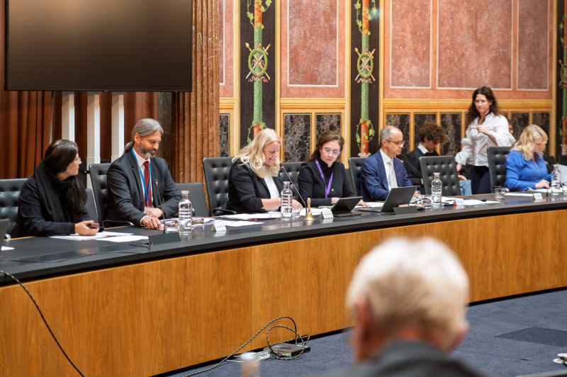 Von links: Expertin Adriane Kaufmann, WKÖ (am Wort), Experte Rudolf Schmid, BMLUK, stv. Ausschussvorsitzende Claudia Arpa (SPÖ), Parlamentsbedienstete